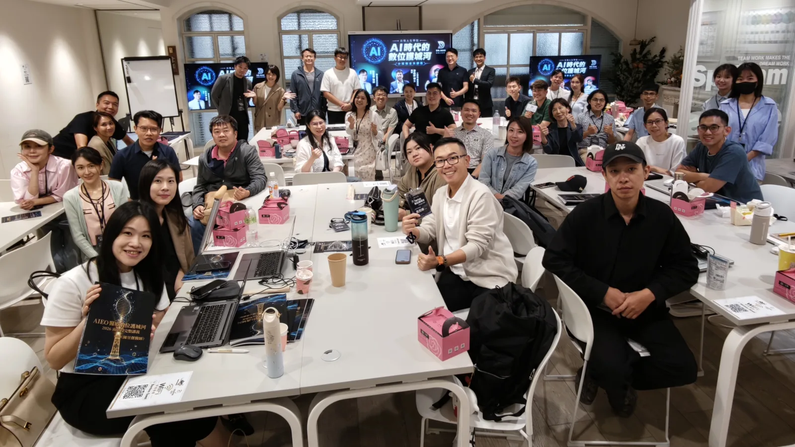 AI 時代的數位護城河小班制全天課程結束後，全體學員與講師在教室大合照