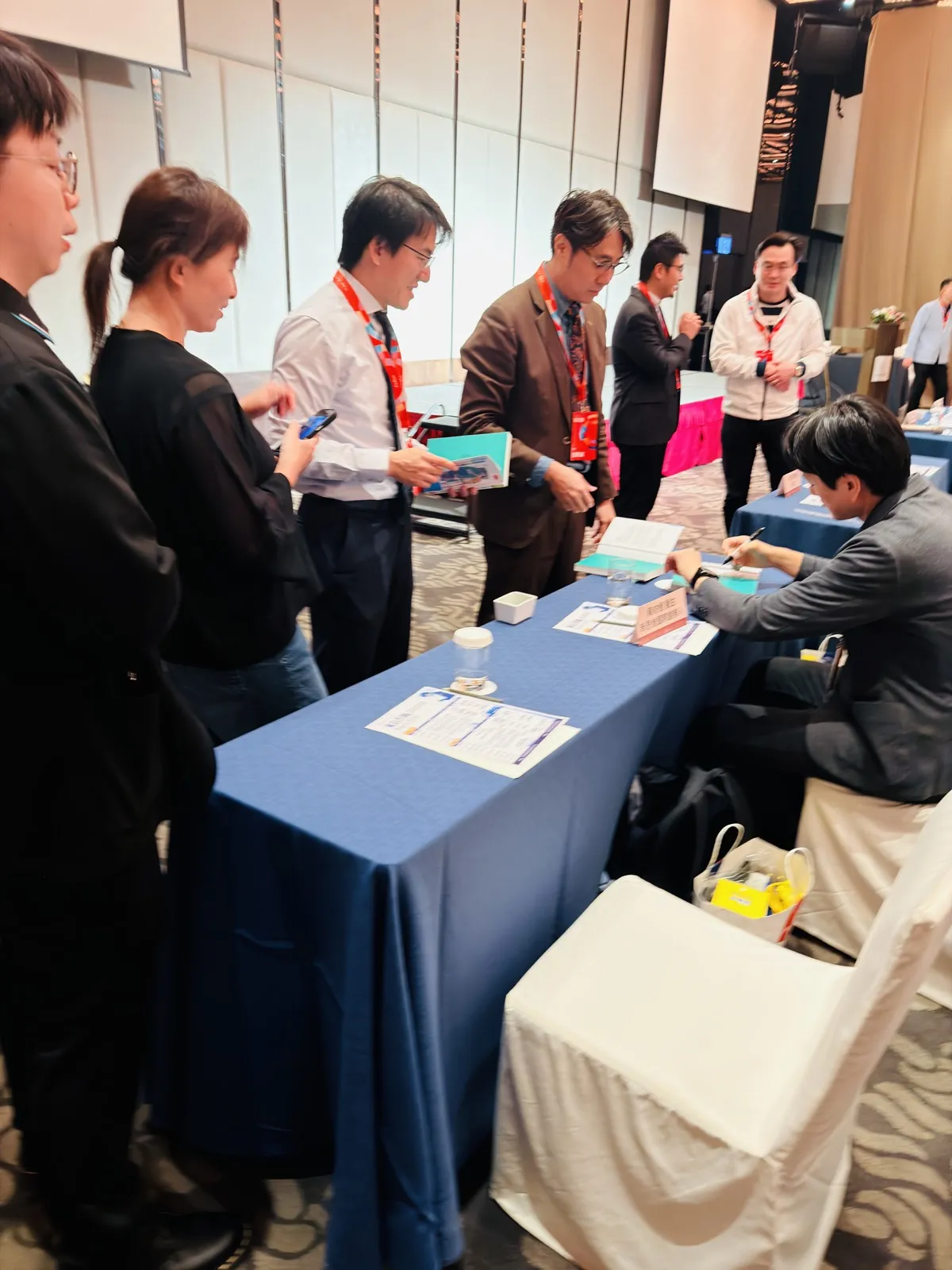 來日方腸研討會蔡依橙醫師演講結束後，多位醫師拿著書排隊等候簽名