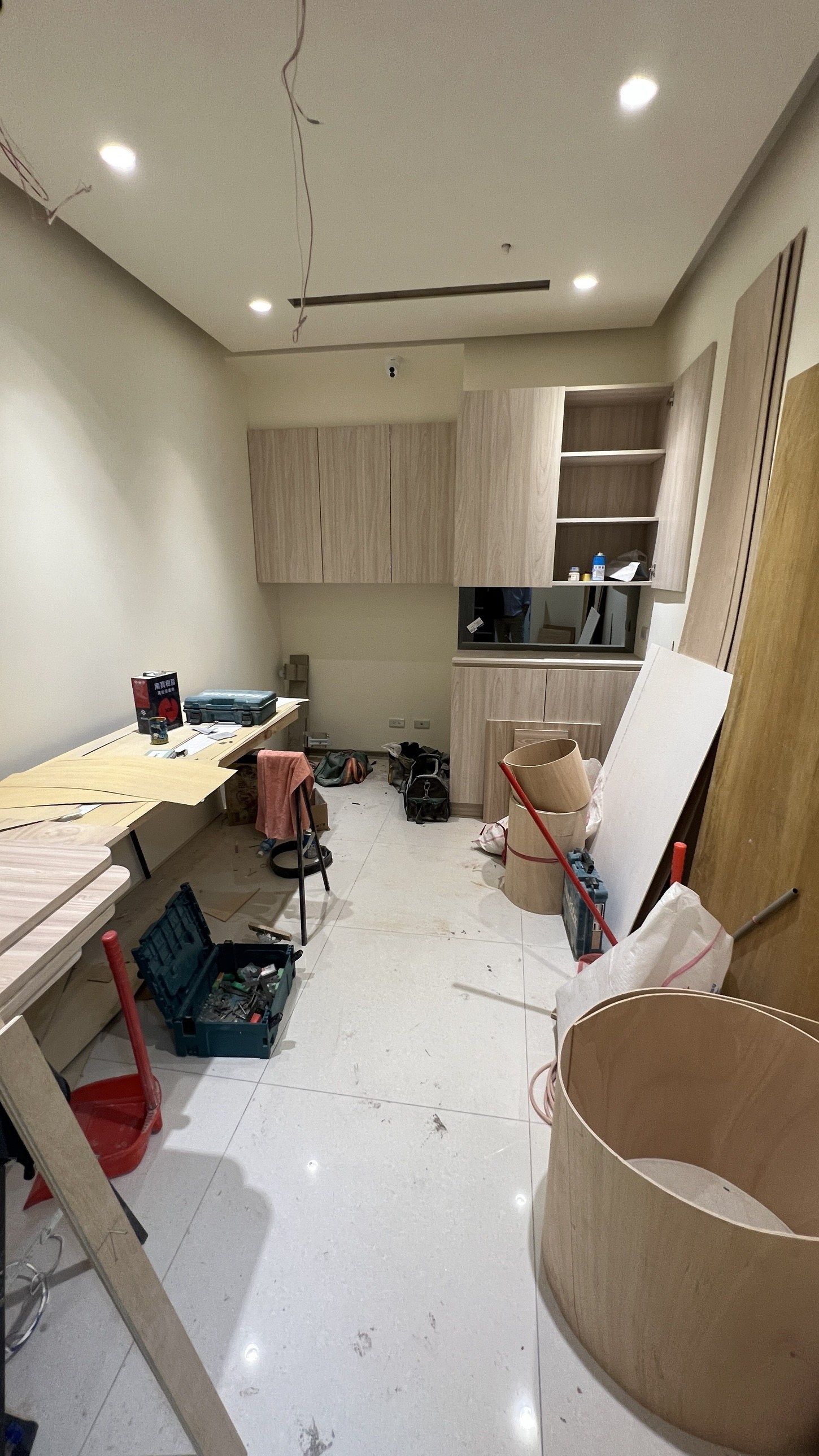 沐橙診所裝潢期間：診間櫃體裝好，桌上與地上還是工具、板材與弧形櫃體半成品