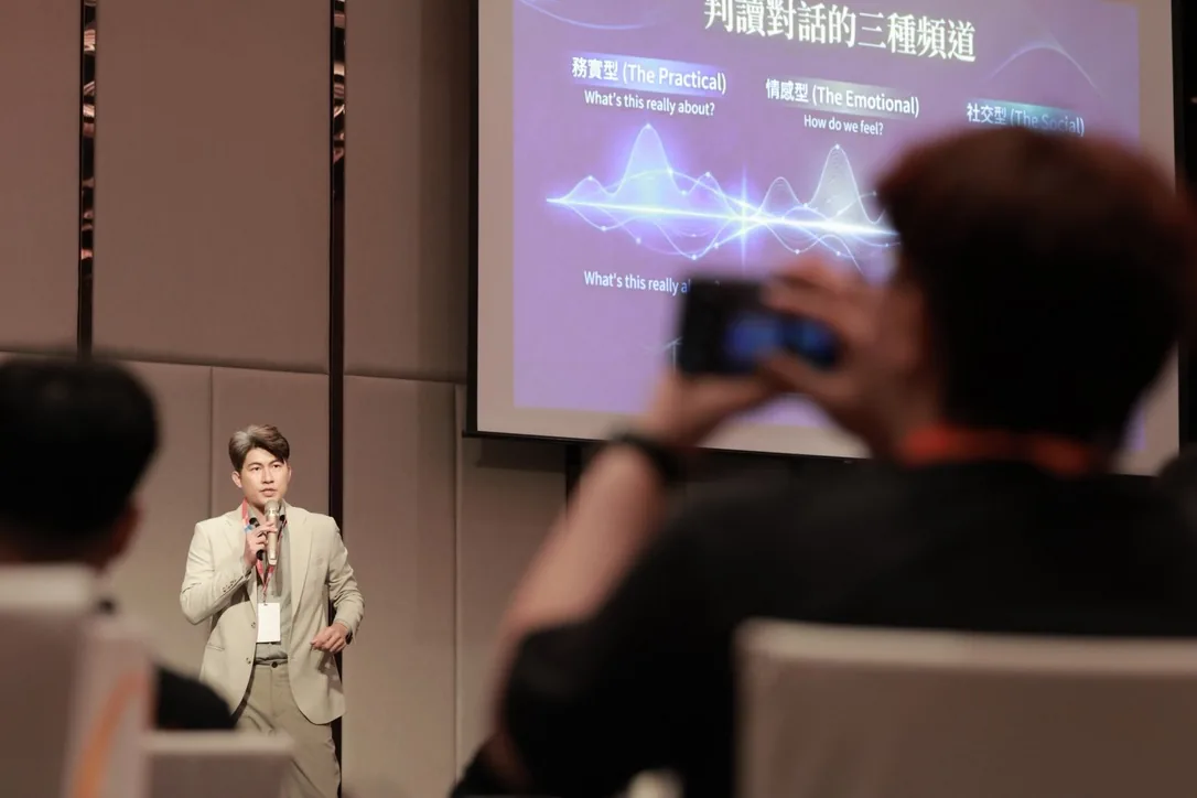 張益豪醫師在來日方腸 2026 研討會台上講解「判讀對話的三種頻道」投影片：務實型、情感型、社交型