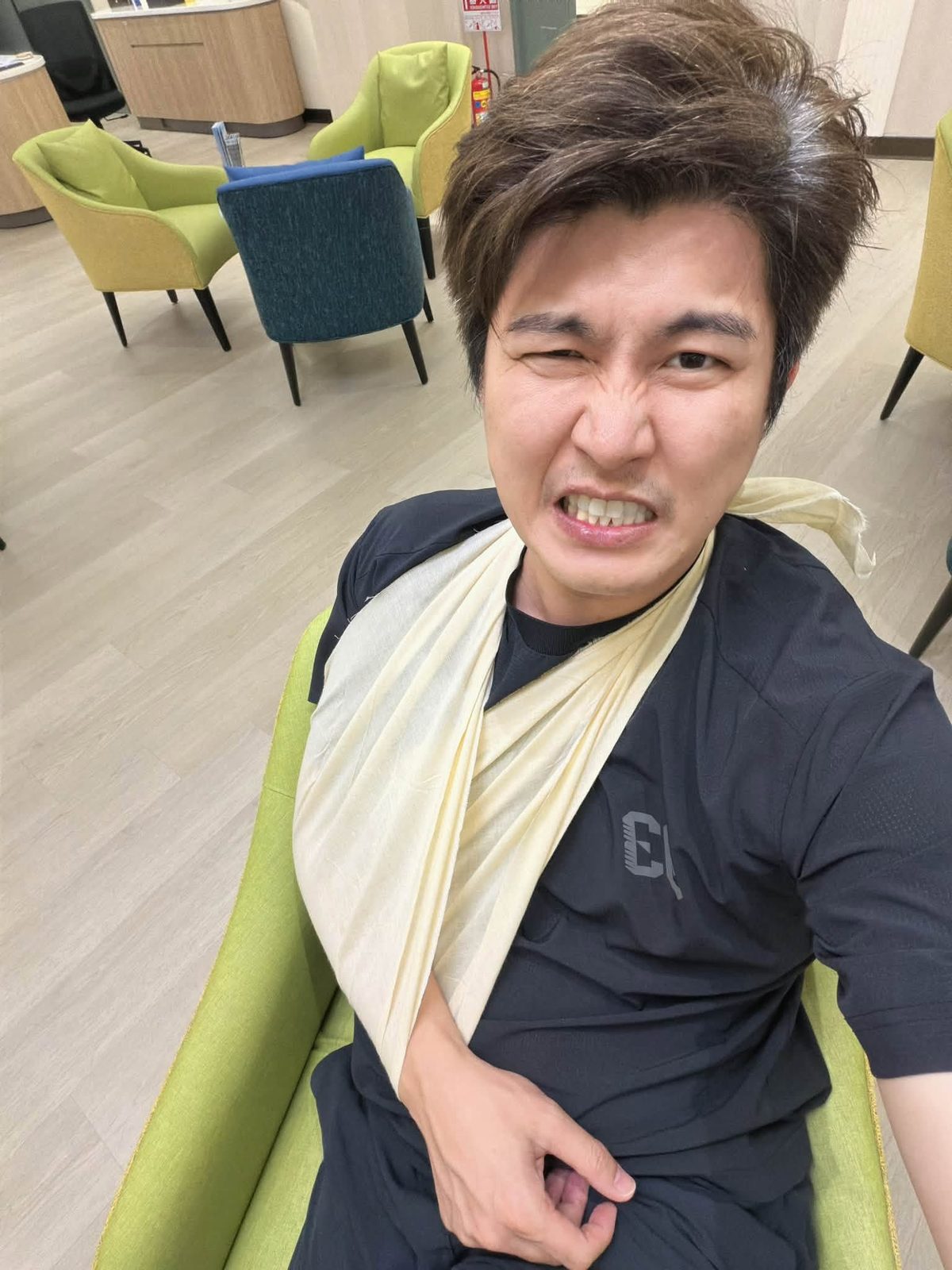 處置後在候診區，張益豪醫師左手以三角巾懸吊