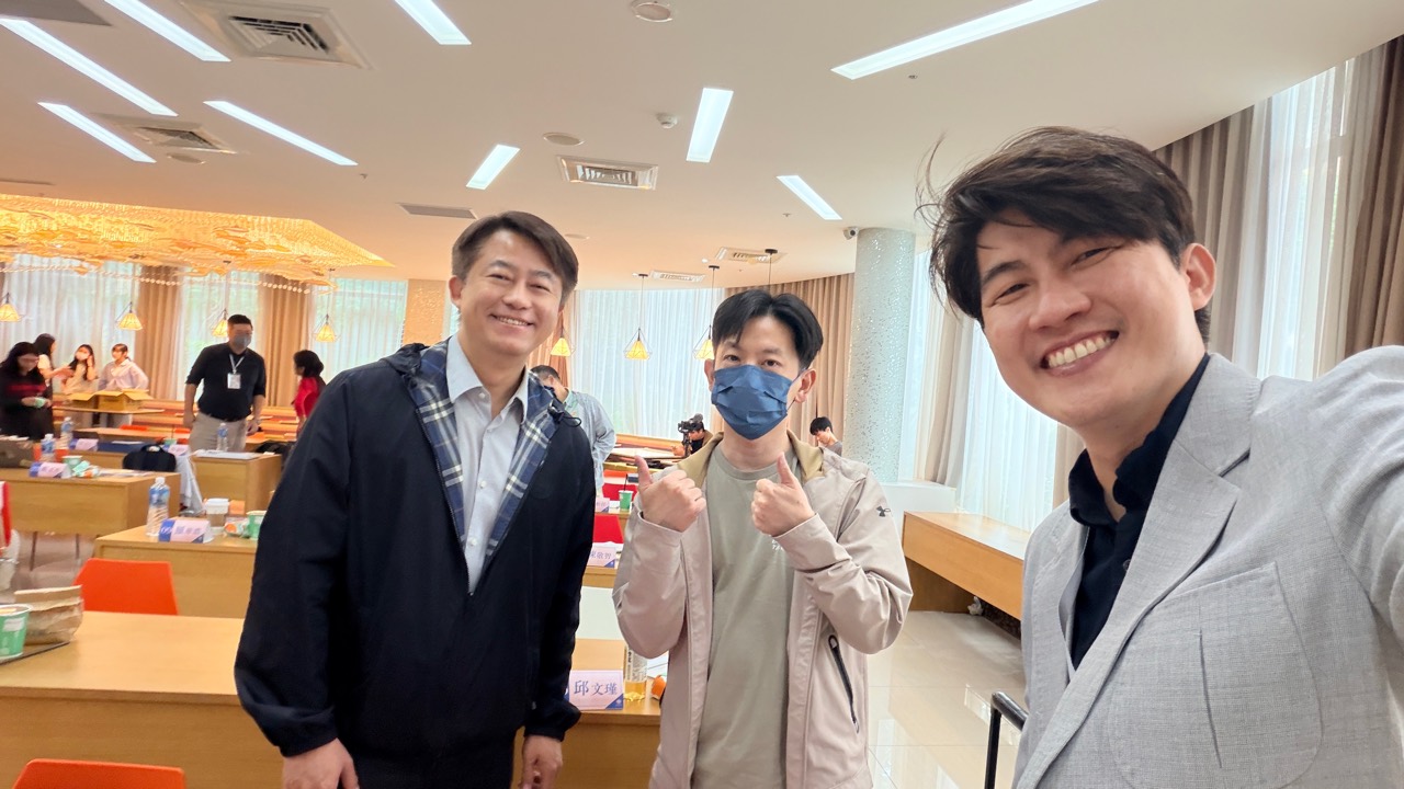 三位參與者在課程教室內合影。