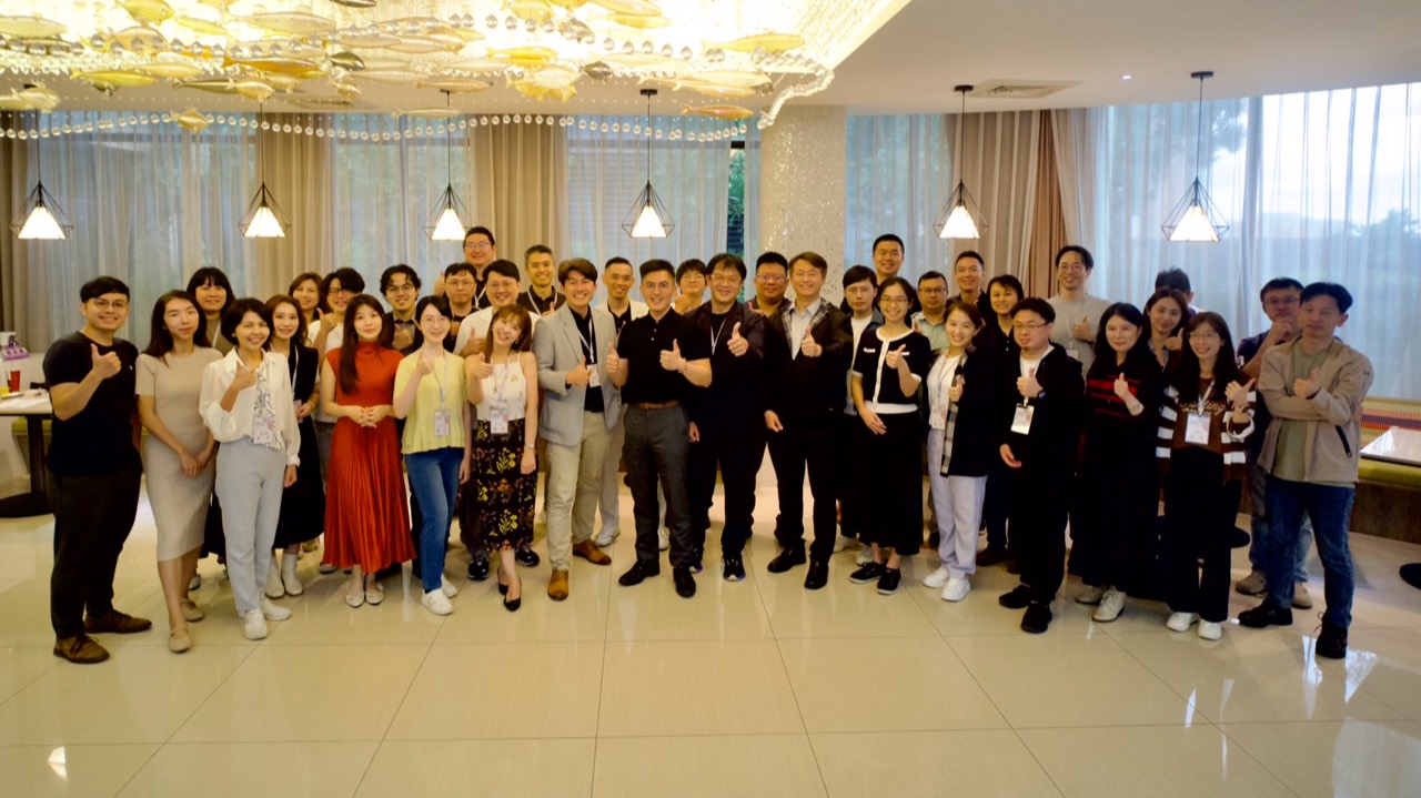 功能醫學課程參與者在活動現場並排留下團體合影。