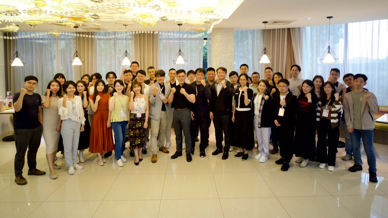課程參與者舉起手臂，以另一個姿勢留下團體合影。