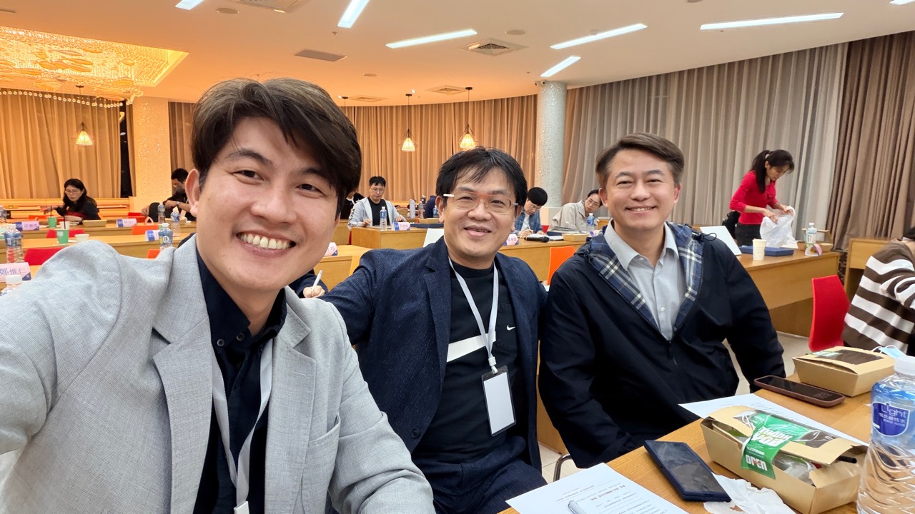 三位參與者在課程桌邊合影。