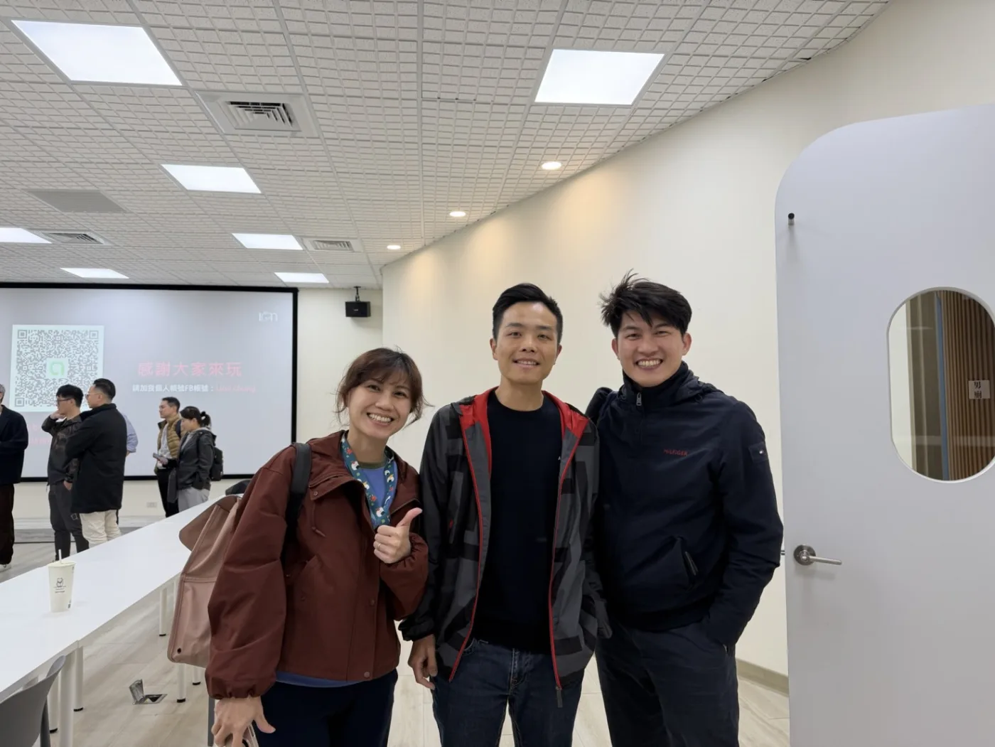 李宜靜中醫師與張益豪醫師等夥伴在共學活動現場合影