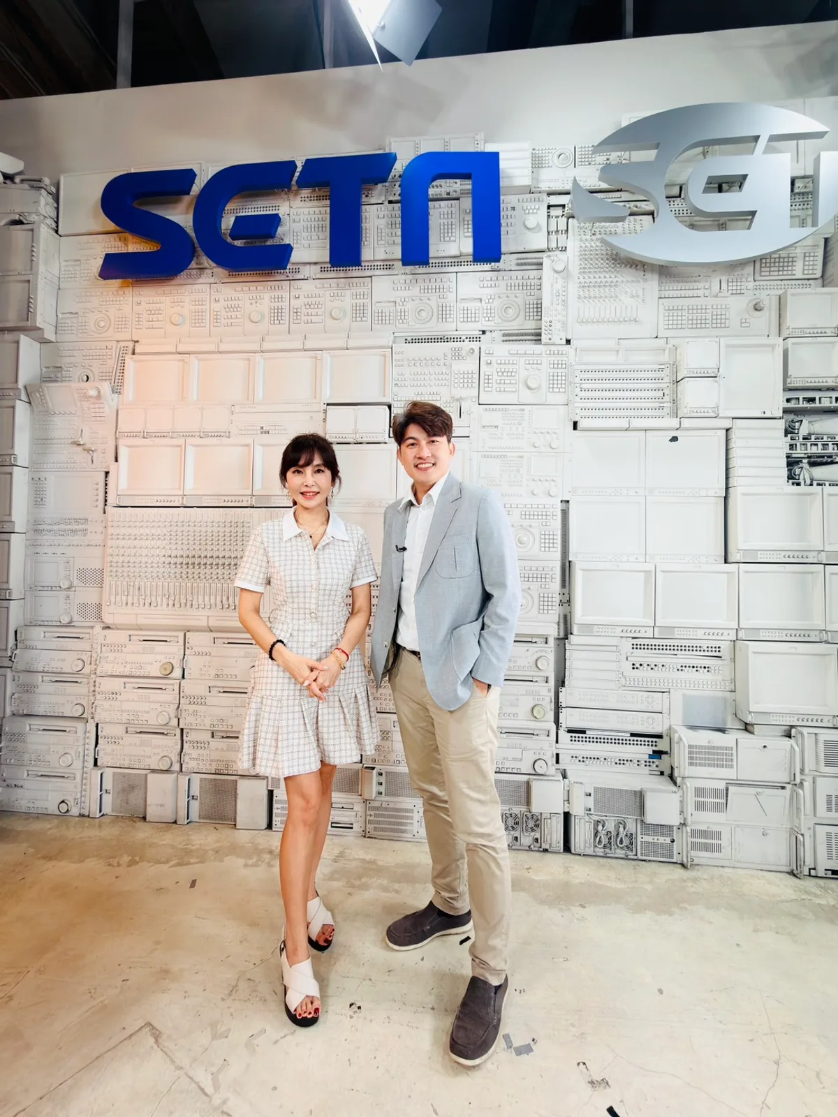 張益豪醫師與黃倩萍主播在三立電視台 SETN 標誌牆前合影