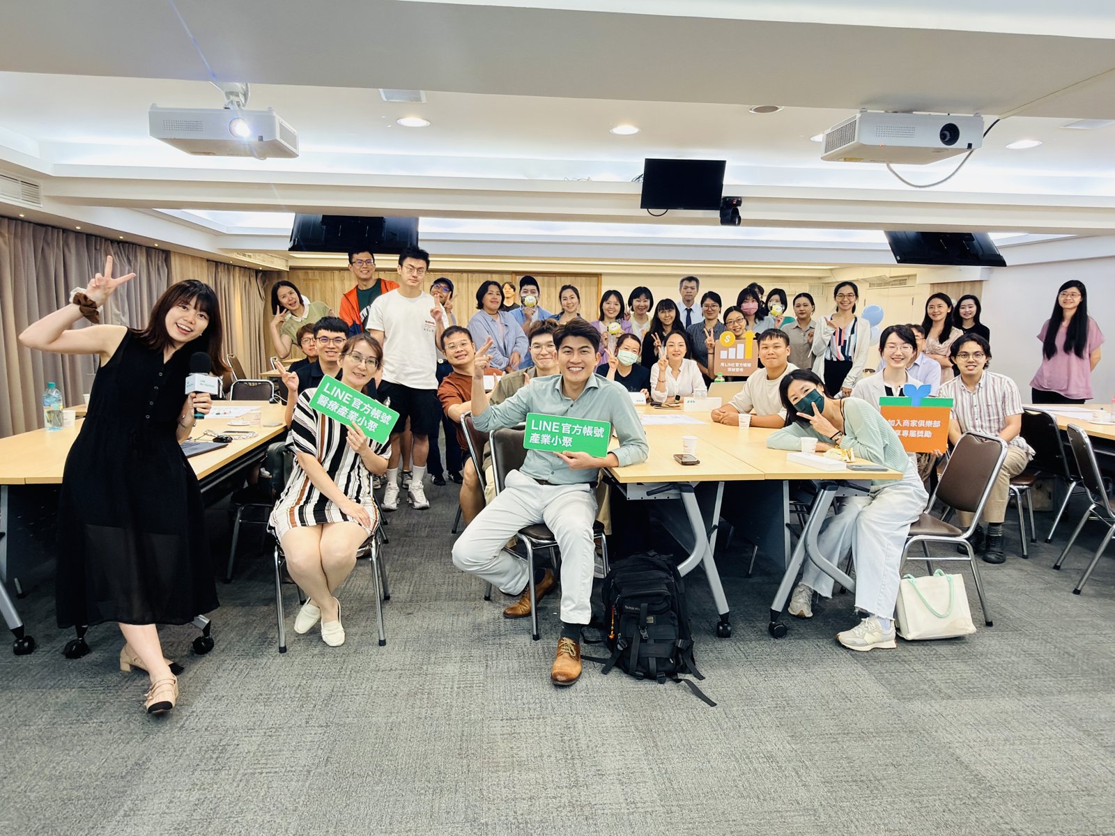 2026 年 5 月 28 日 LINE 官方帳號醫療產業經營者小聚全體合照，張益豪醫師（沐橙診所院長、白袍人生學院創辦人）坐在中央舉著「LINE 官方帳號 產業小聚」牌子，與現場的醫療產業經營者合影