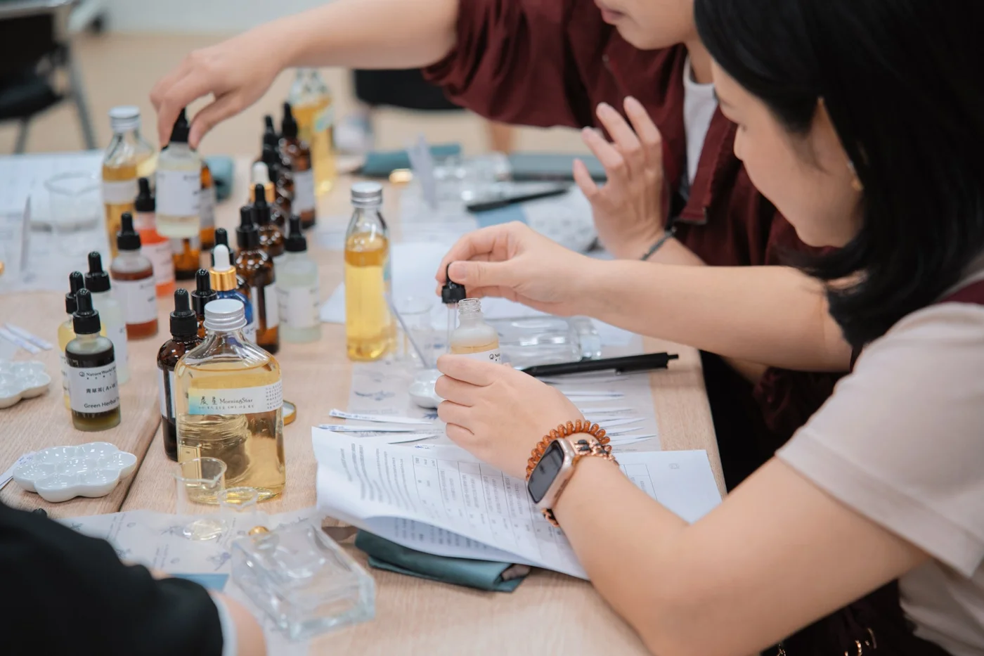 學員使用滴管進行調香