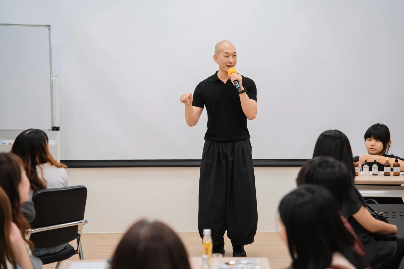 調香老師在課堂上帶領學員認識香氣