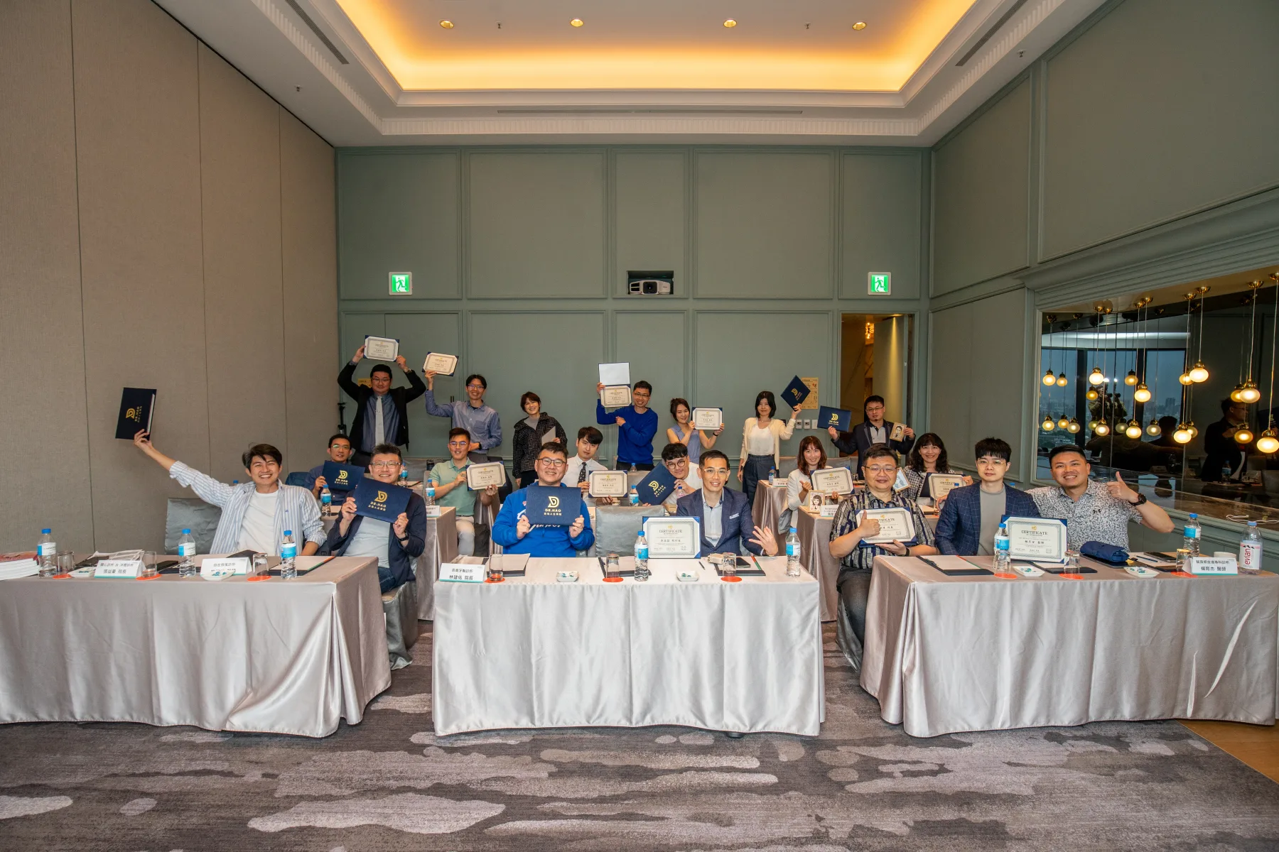 2025 華山論劍台中場教室活動合照，與會者在交流場地內手持活動紀念品合影