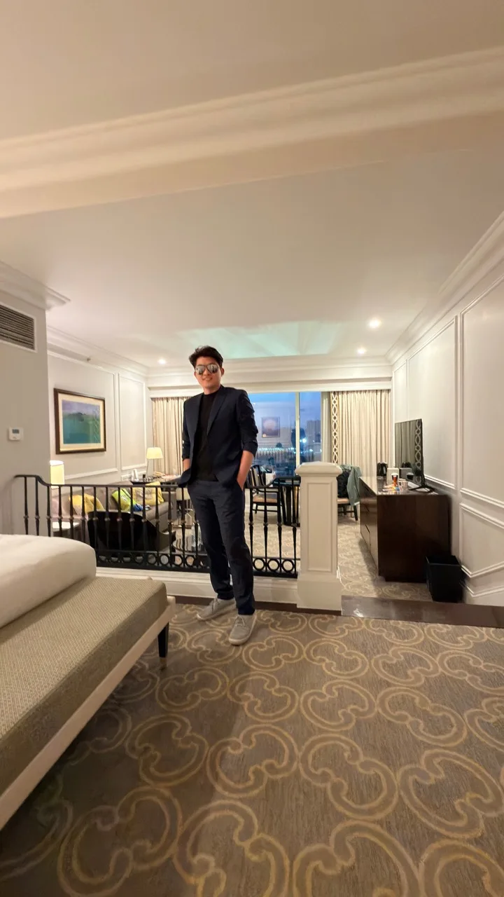旅行途中在旅館房間內留下的個人照片