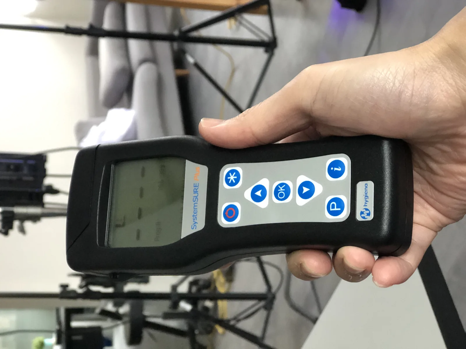 拍攝現場使用的 ATP 生物冷光檢測儀