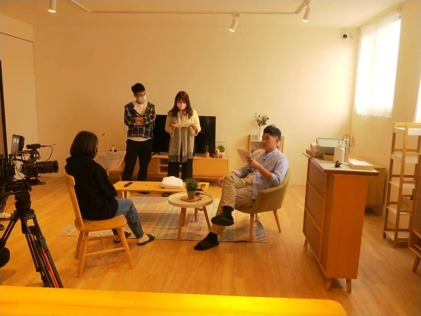 廣告拍攝現場全景，攝影組與導演組作業中