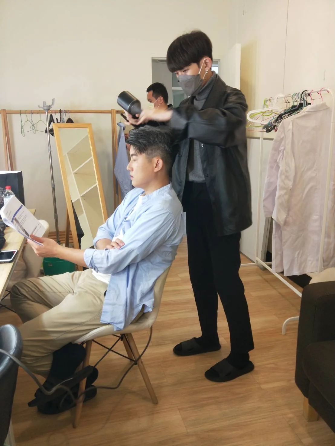 張益豪醫師於拍攝前梳化，手持腳本準備