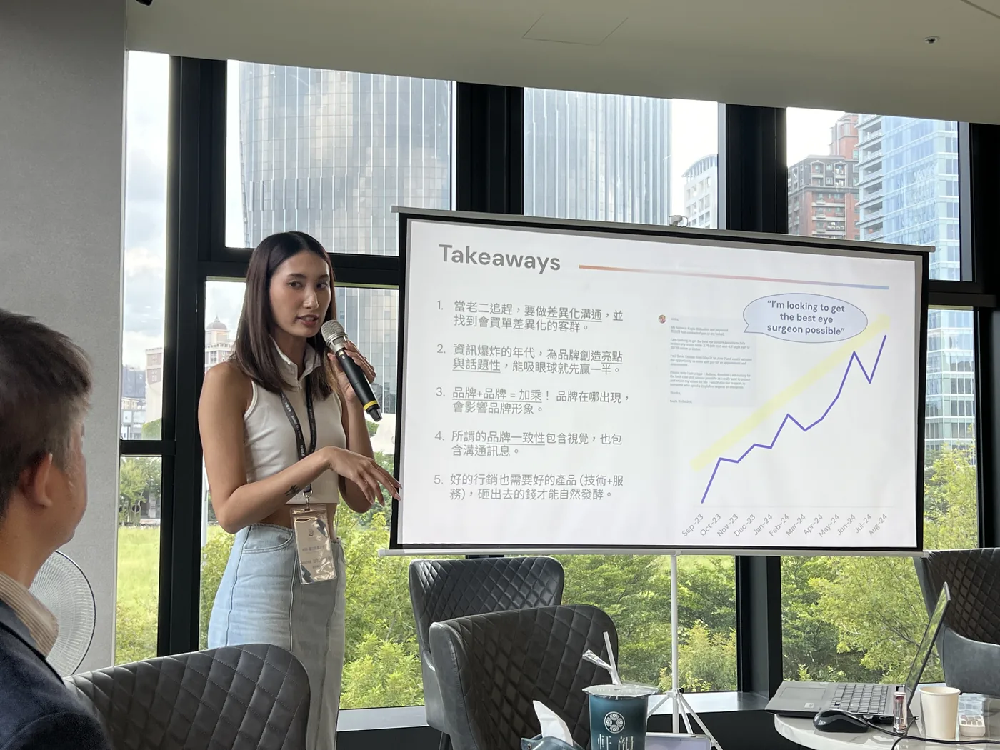 一位女性院長站在寫著 Takeaways 的投影片旁分享