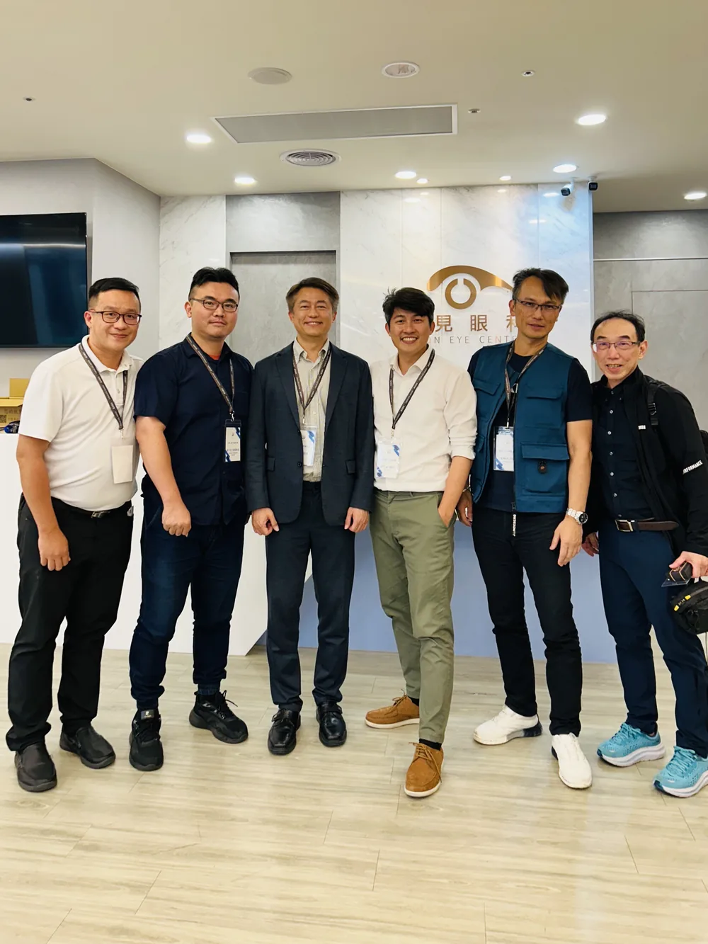 五位院長在遠見眼科招牌前與張聰麒院長合影