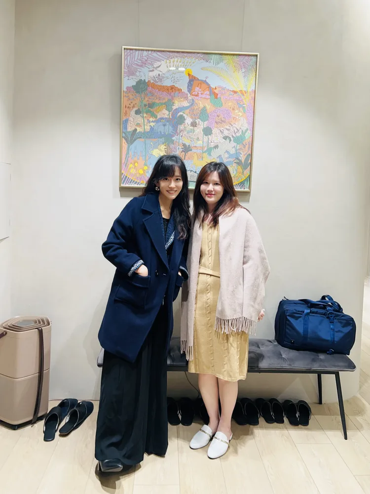 原蘊醫學診所院長孫克嘉醫師與好晴天身心診所院長鄭晴醫師在畫作前合影