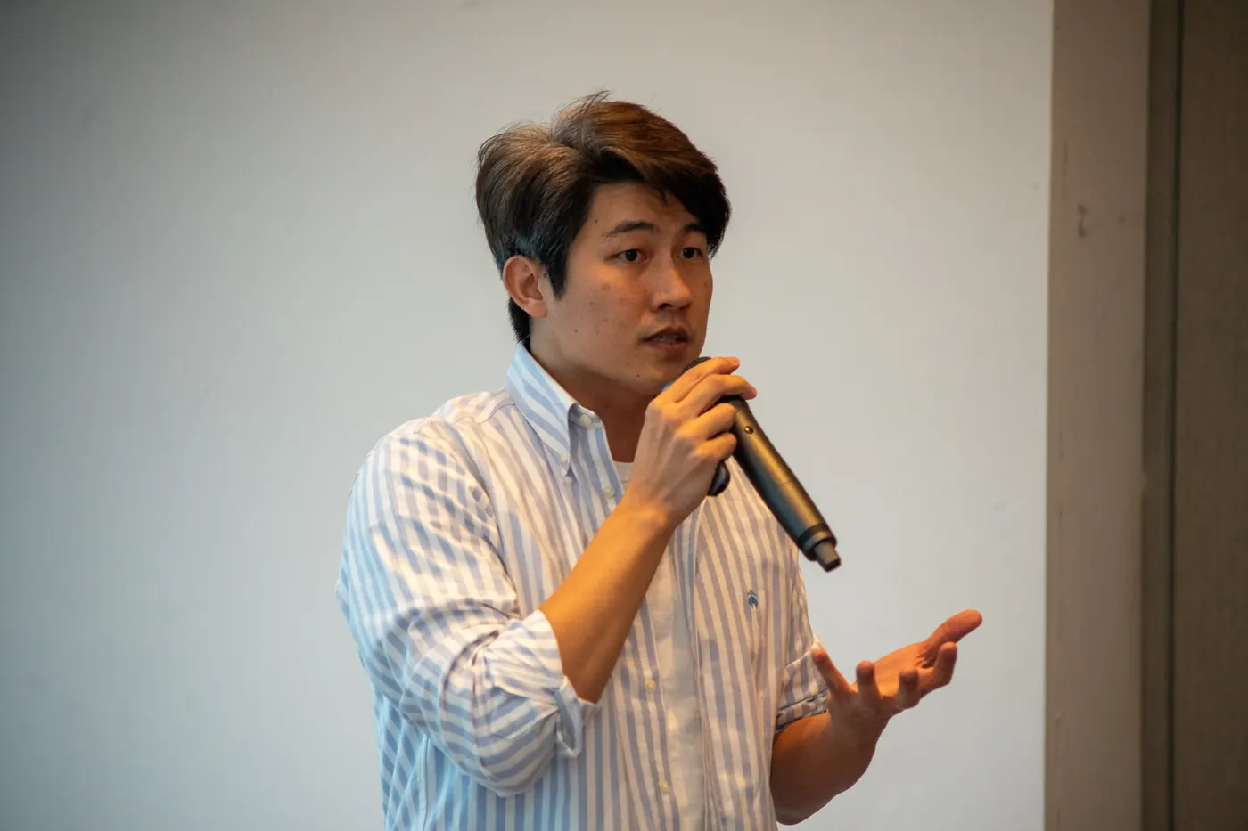 張益豪醫師手持麥克風分享