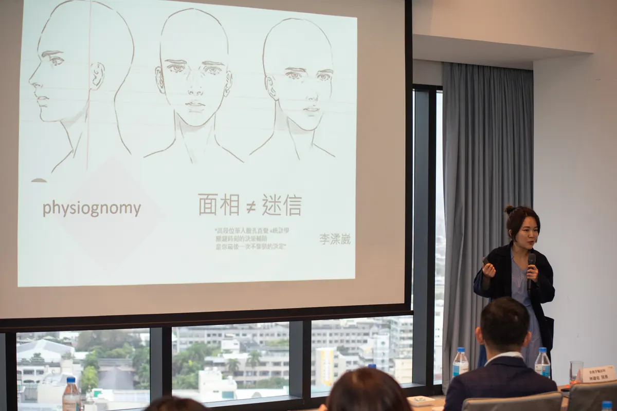 李渘崴醫師站在「面相≠迷信」投影片前分享