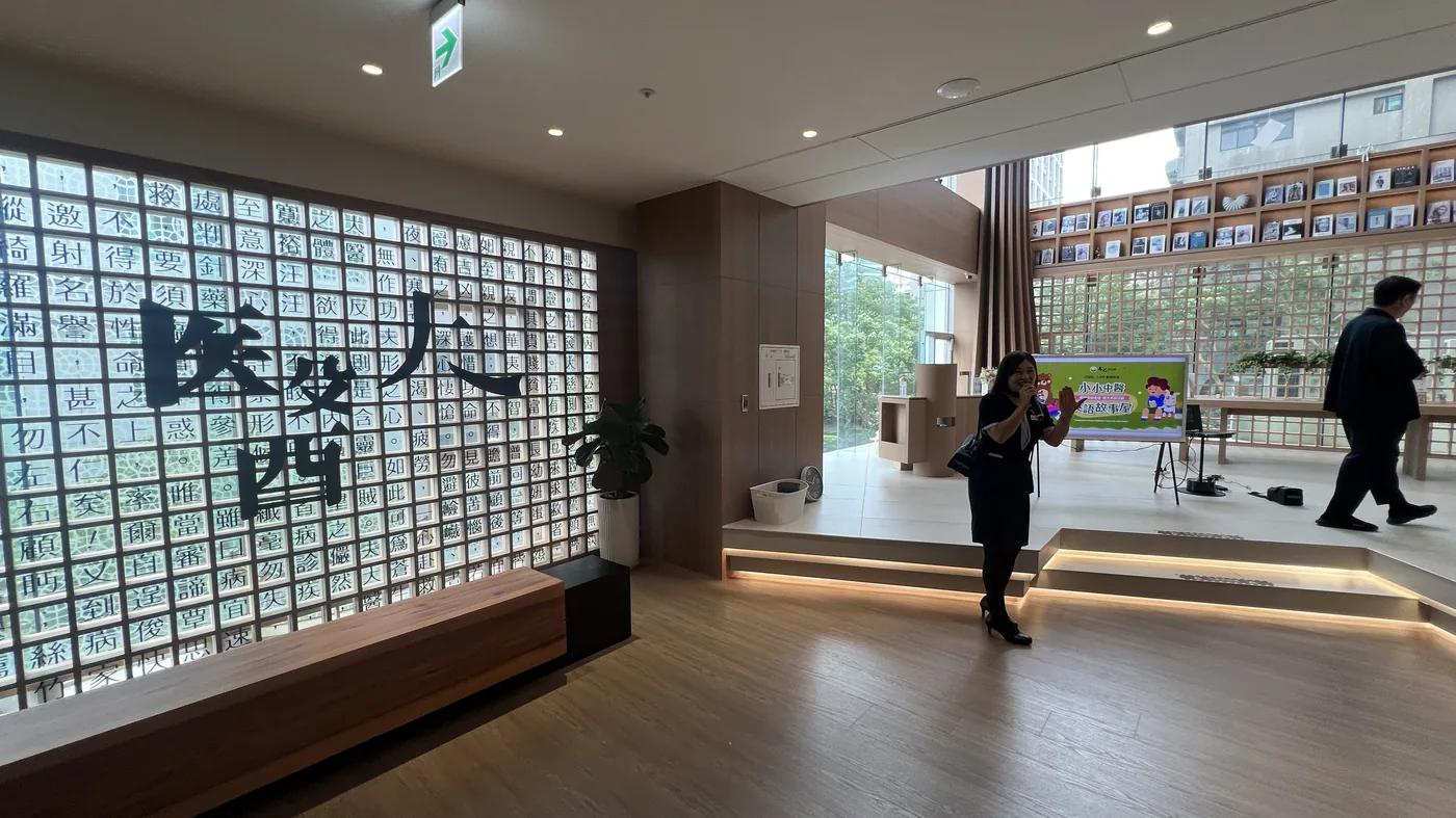 信義旗艦店大廳的「精誠」字牆與玻璃磚