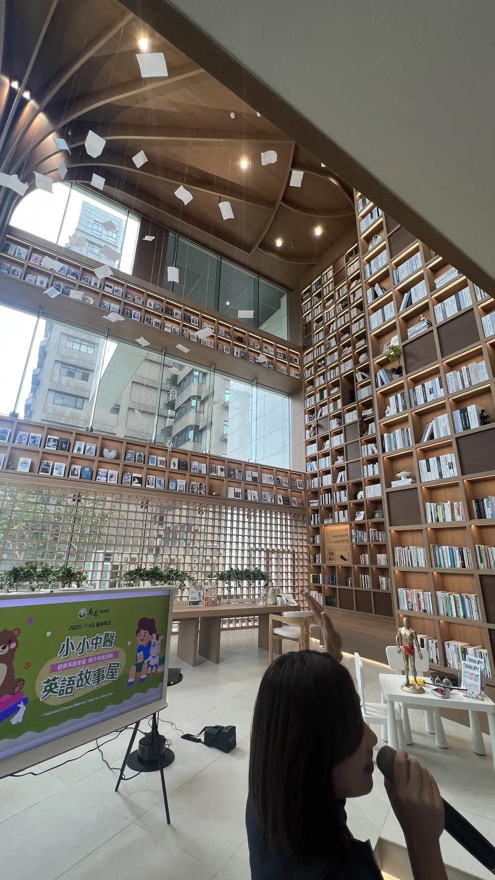 信義旗艦店挑高的書牆