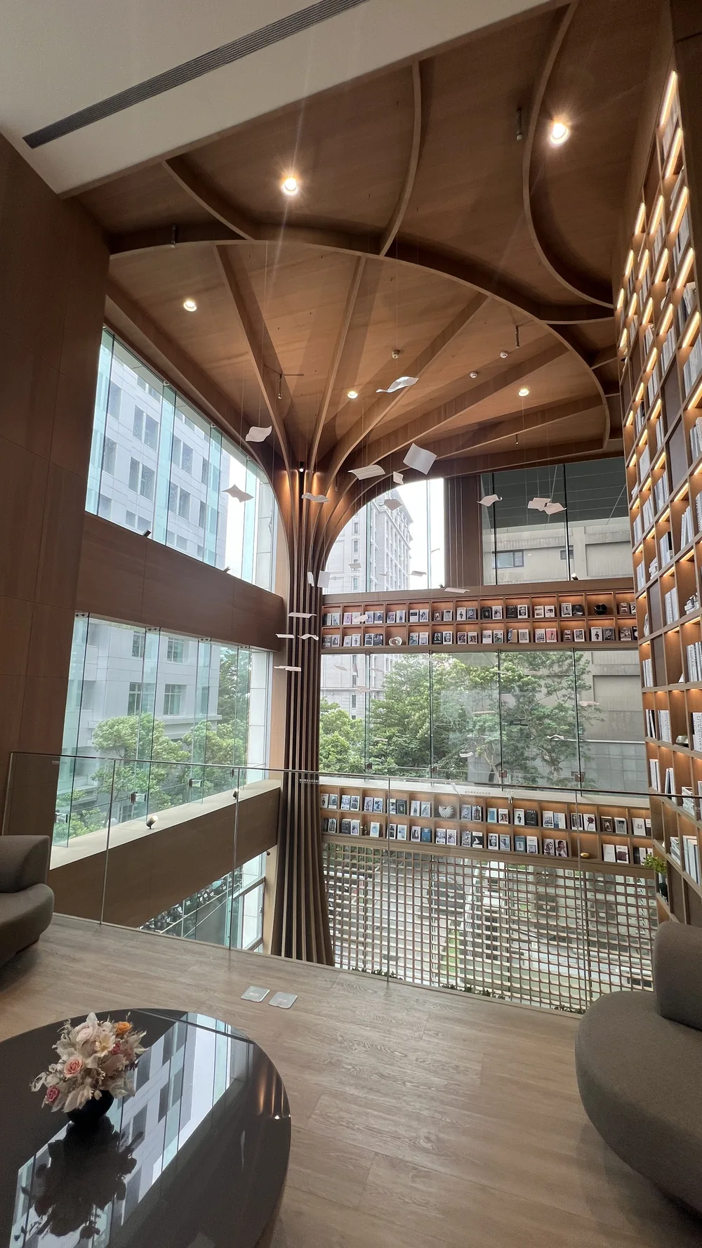 信義旗艦店大廳的等候區與窗景