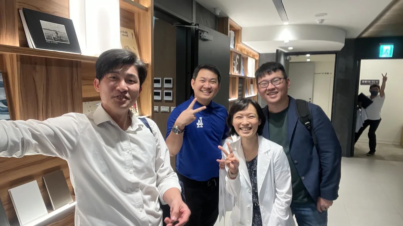 張益豪醫師與先到的三位醫師在大廳合影