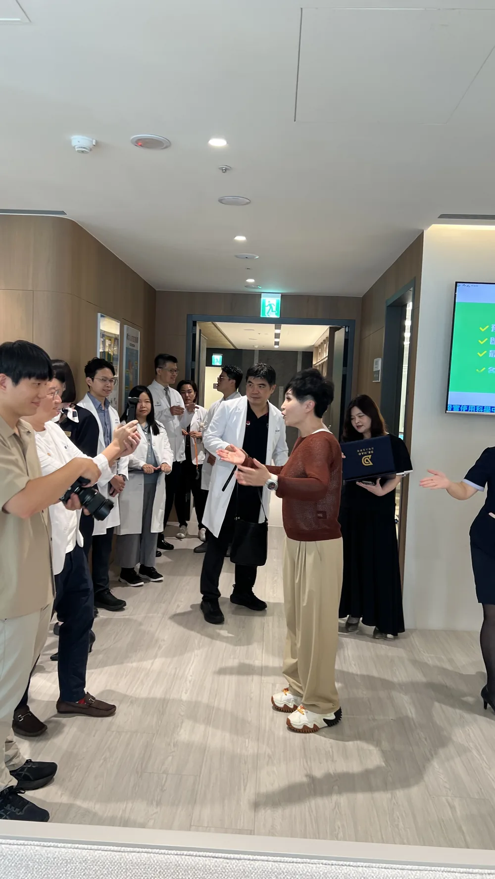 參訪醫師排隊準備進入診間參觀