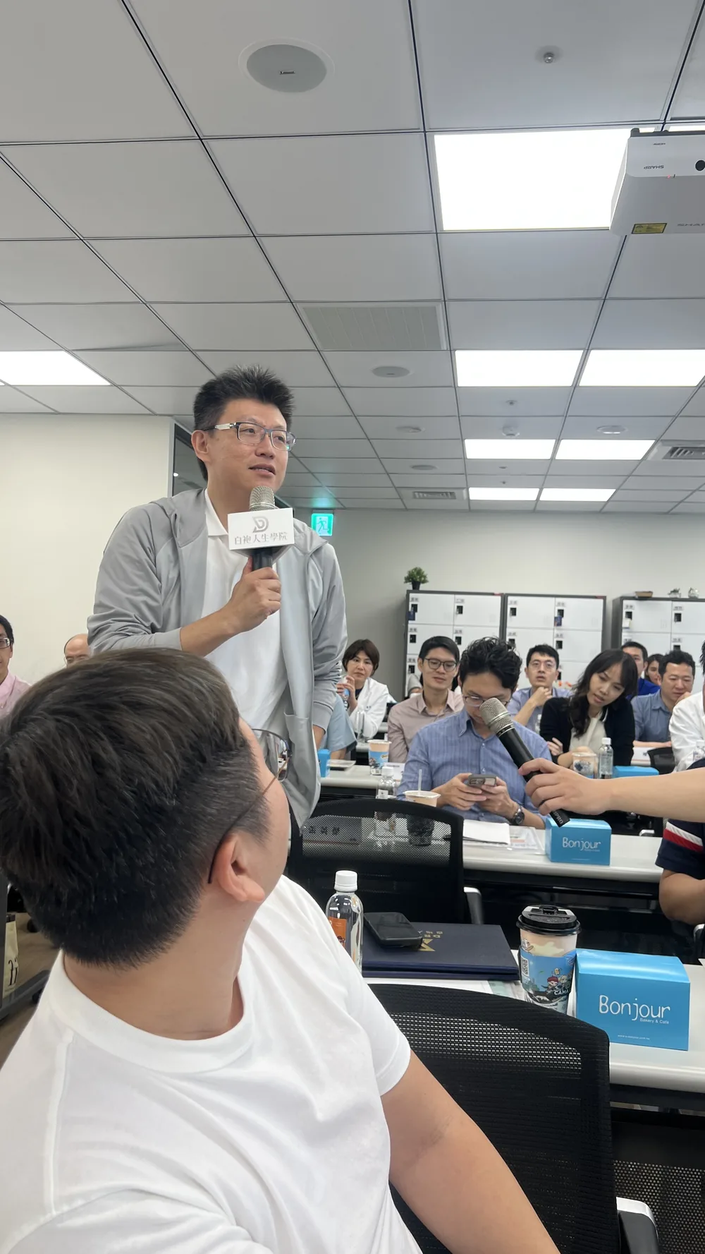 講堂內參訪醫師專注聽講