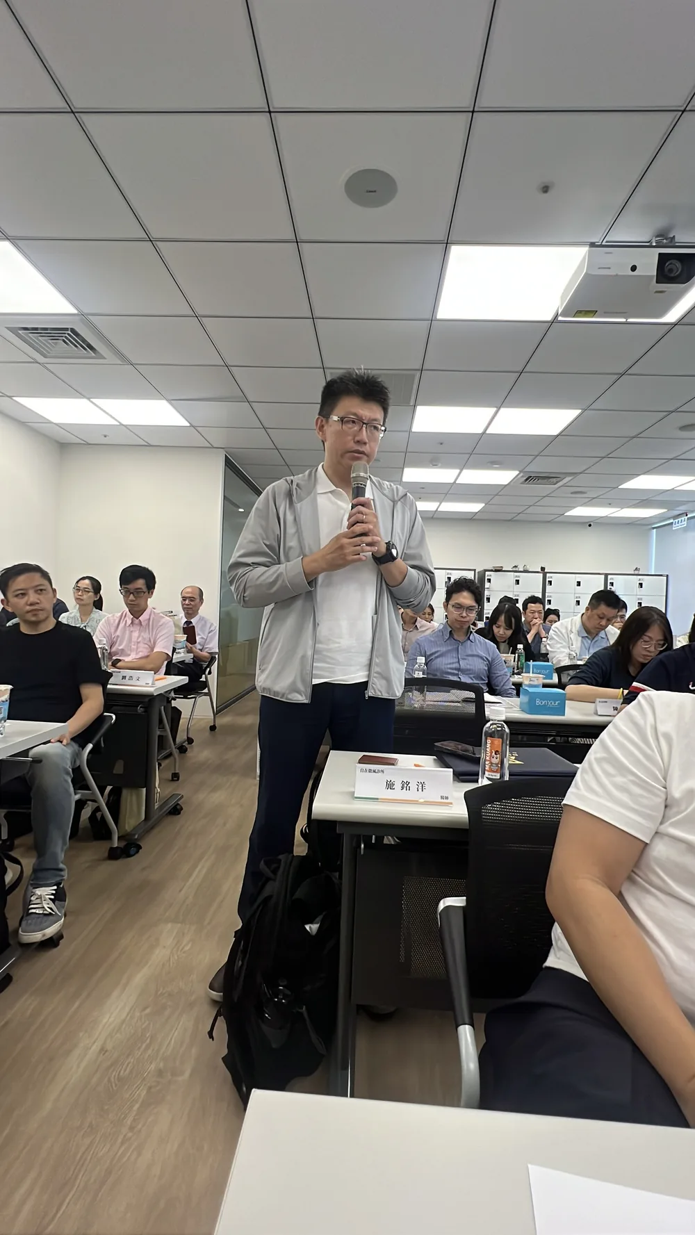 一位參訪醫師起身手持麥克風發言