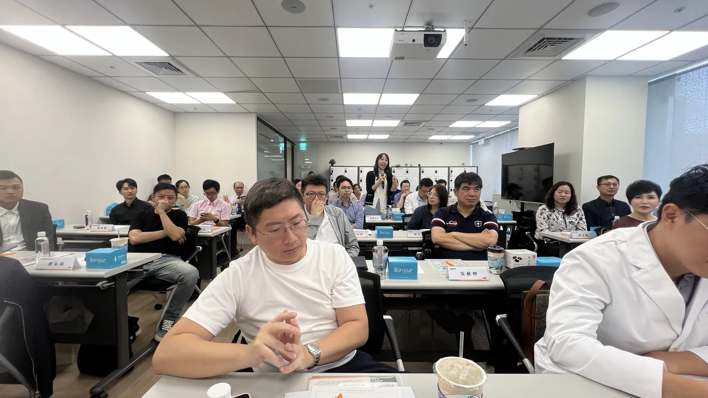 講堂全景，參訪醫師分坐兩側長桌