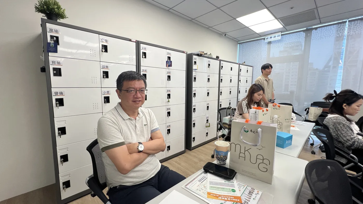 講堂內醫師專注聽講的側拍