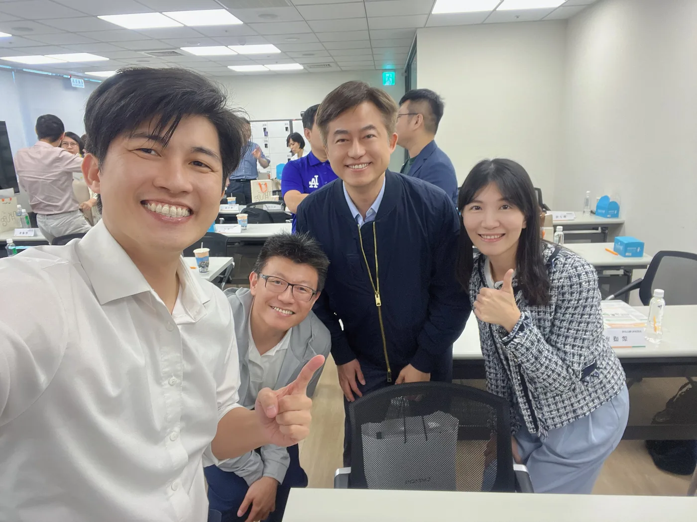 張益豪醫師與三位醫師在講堂內自拍