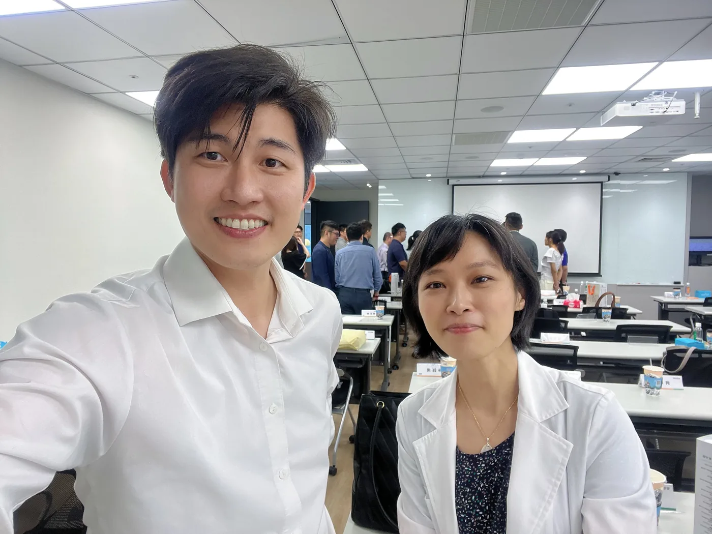 張益豪醫師與好日子診所蕭伶茲醫師自拍