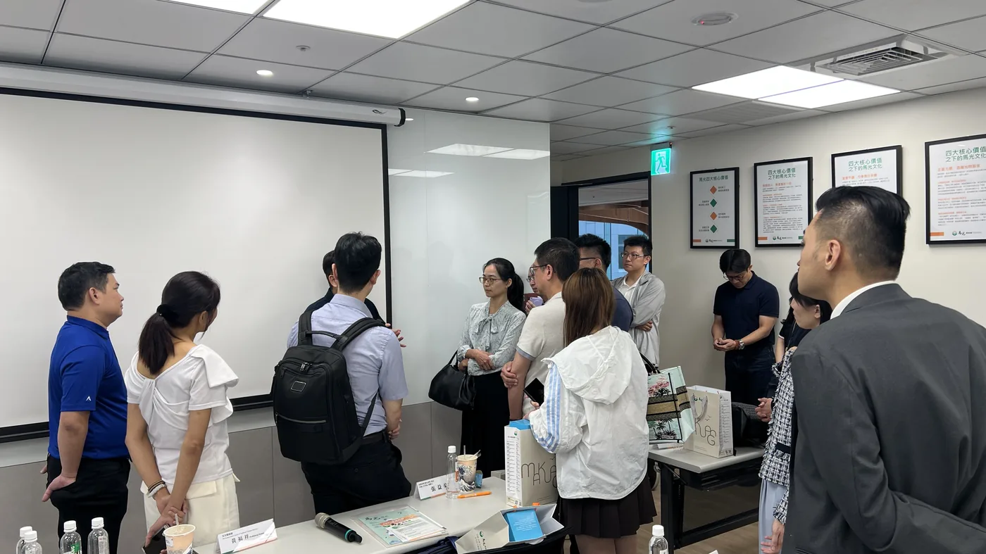 講堂散會後，醫師們三三兩兩站著交談