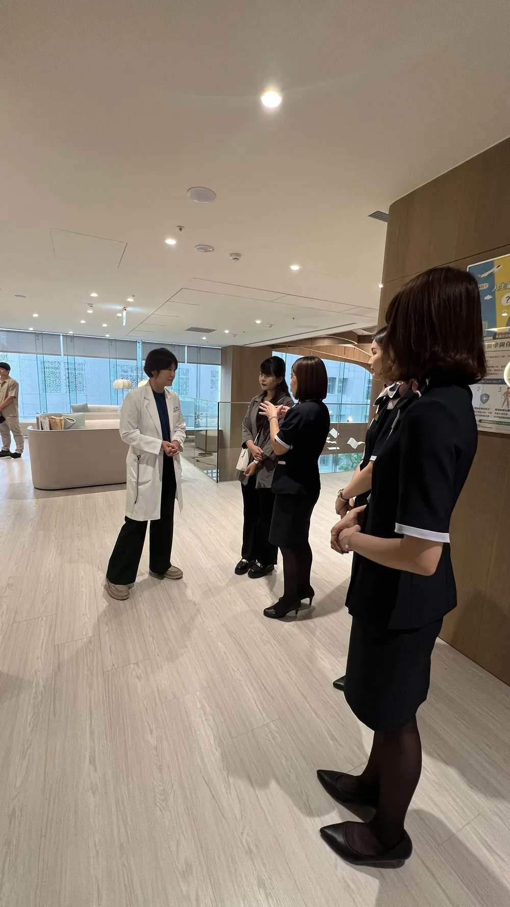 幾位醫師在大廳與馬光同仁交談
