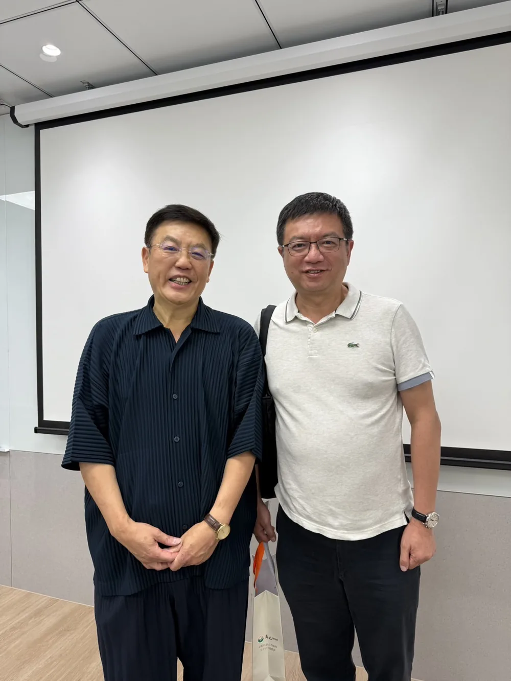 黃福祥執行長與牙醫師林傳凱醫師合影