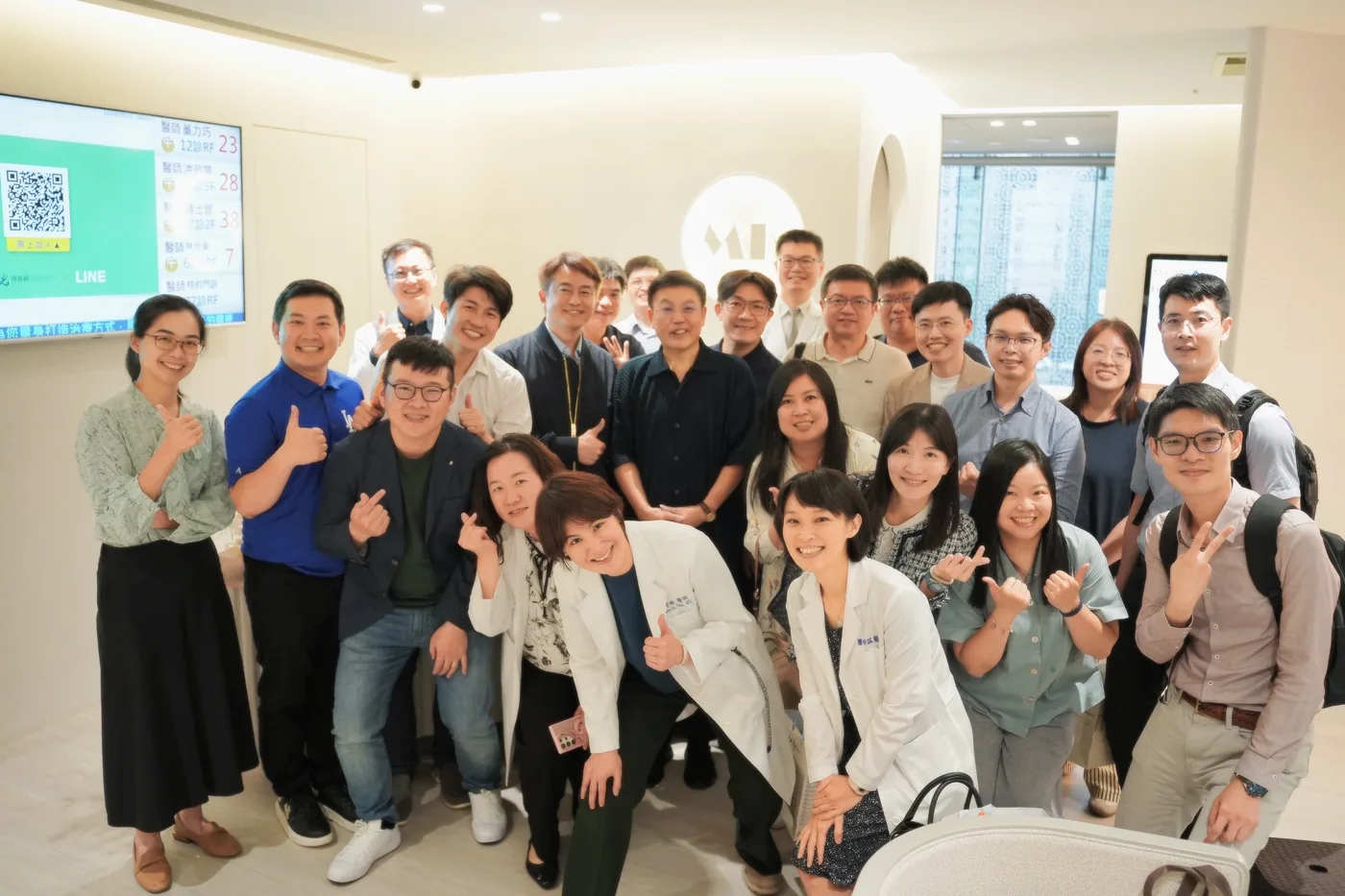 一梯次的參訪醫師在講堂內合影比讚