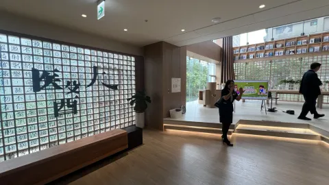 信義旗艦店大廳的「精誠」字牆與玻璃磚