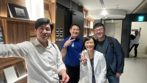 張益豪醫師與先到的三位醫師在大廳合影