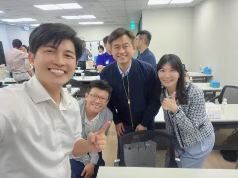 張益豪醫師與三位醫師在講堂內自拍