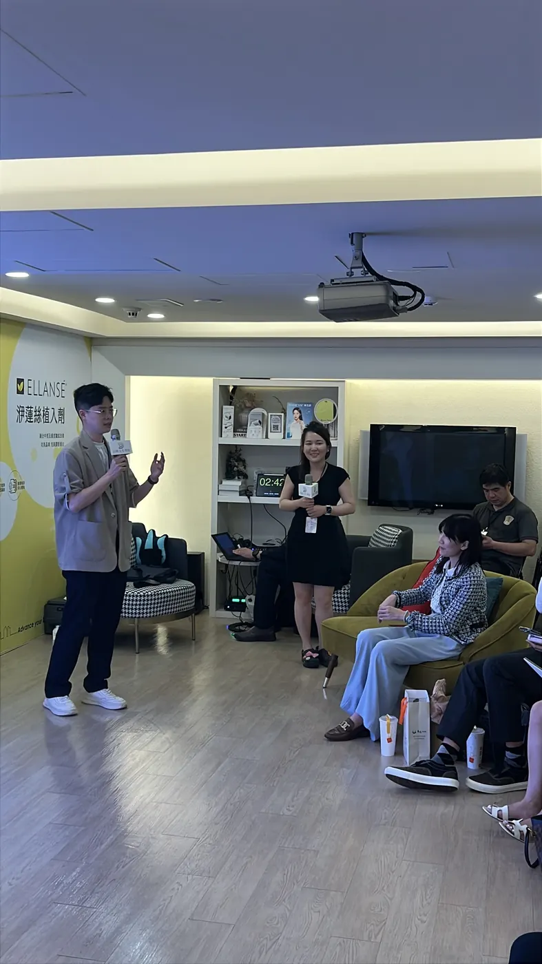 問答時間一位與會者起身提問，旁邊主持人手持麥克風，計時器顯示 02:42