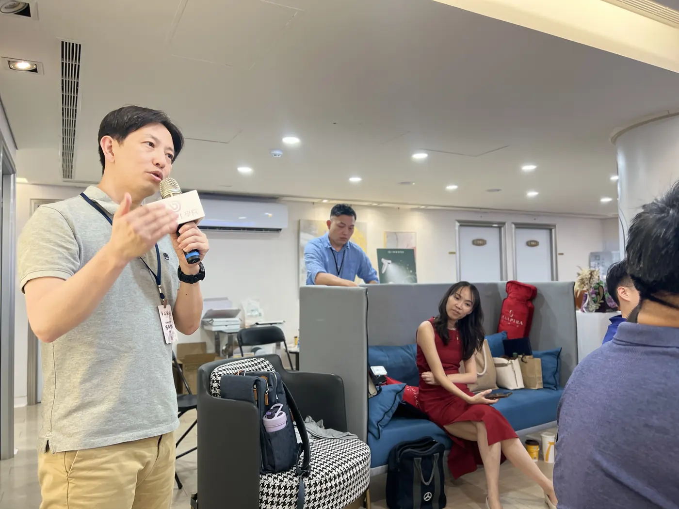 一位與會者手持麥克風提問
