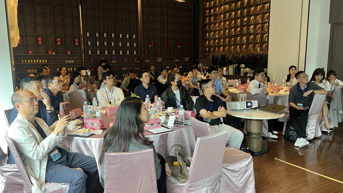 圓桌旁的參訪醫師轉身看向前方講者