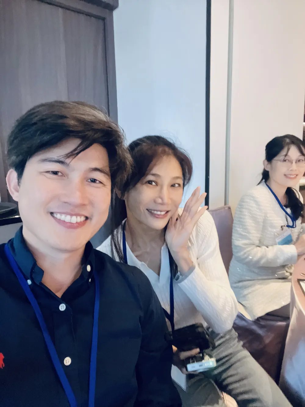 張益豪醫師與兩位女醫師在茶廳自拍
