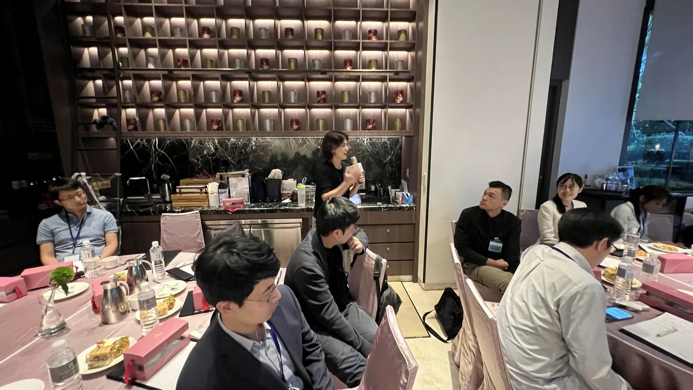 茶廳後方的分享者與圓桌旁聆聽的醫師