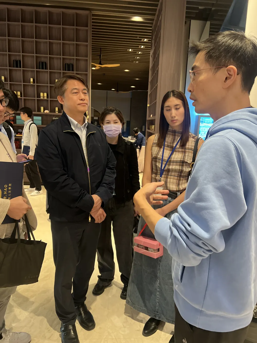 散場後，曹皓崴院長與幾位與會者站著交談