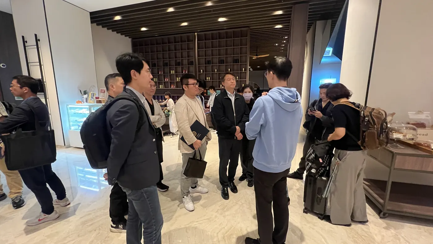 茶廳入口處，與會者三三兩兩站著交談