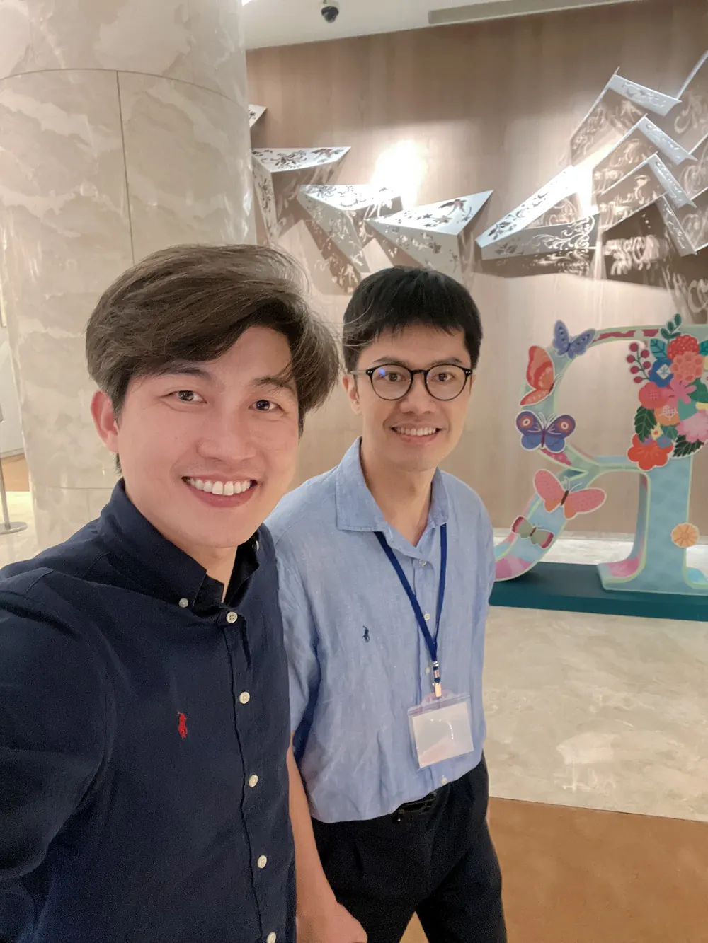 張益豪醫師與一位參訪醫師在酒店大廳自拍